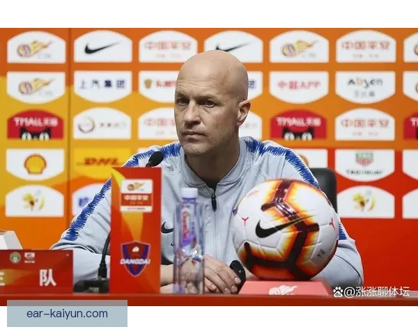 克鲁伊夫技术全面性备受关注，展现出卓越的球场适应能力与战术理解