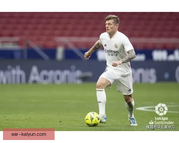 克罗斯战术适配性分析：球队战术灵活性提升助力表现稳健